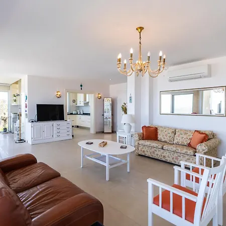 Charming With Sea View In Villa