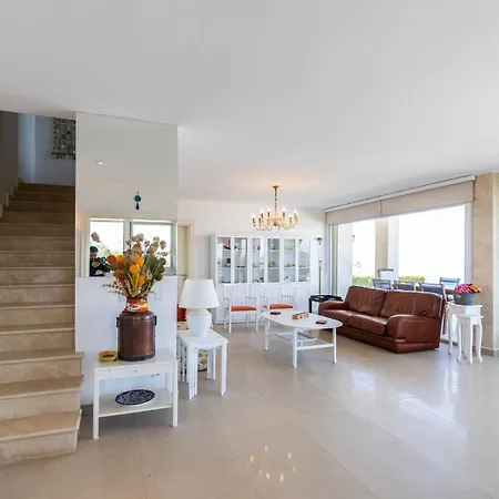 فيلة Charming With Sea View In