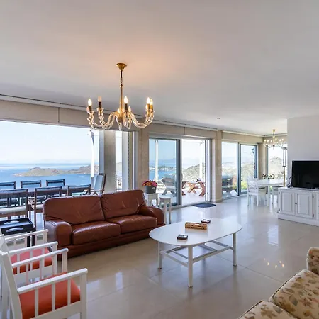 فيلة Charming With Sea View In *